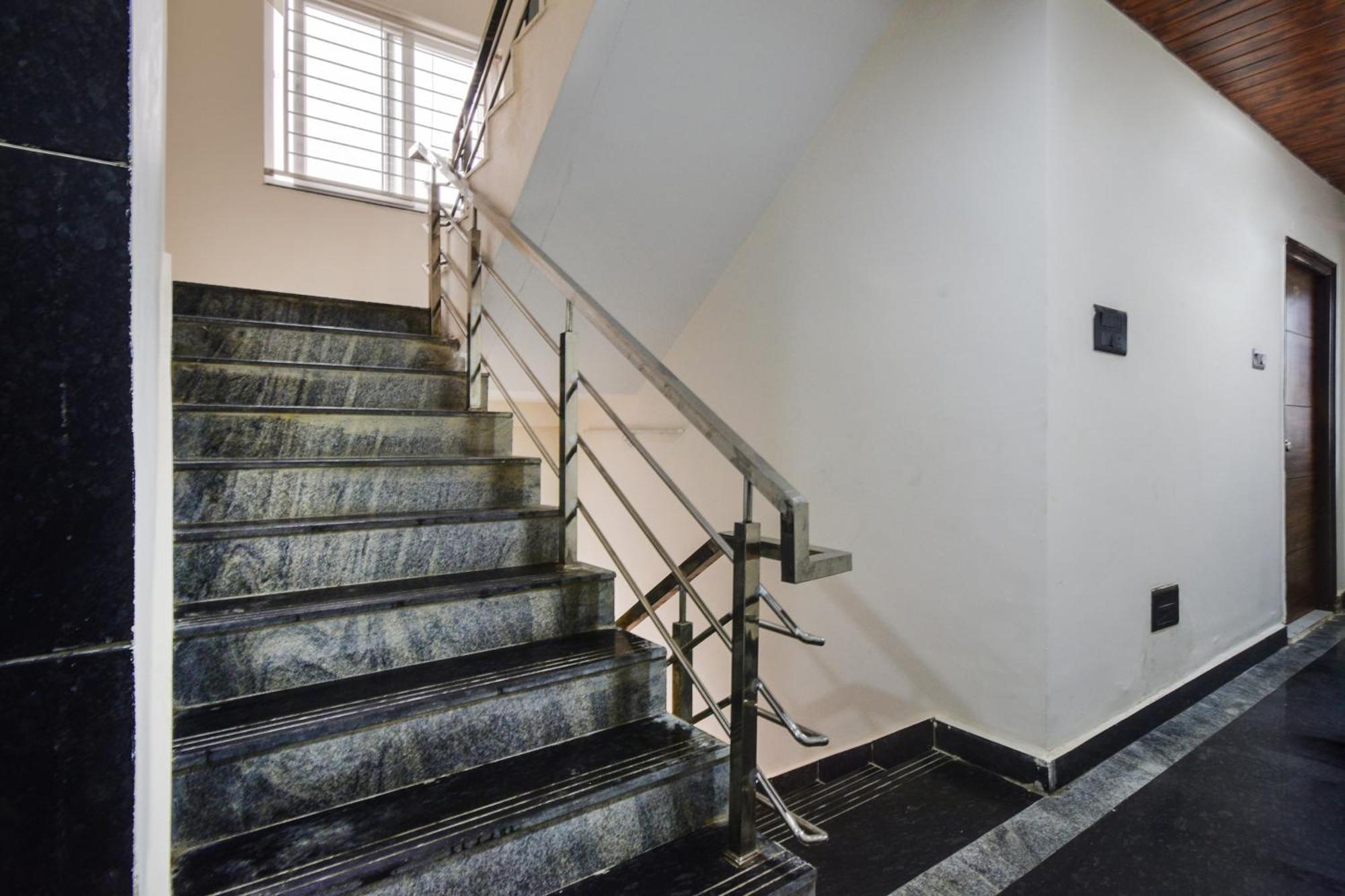 Super Collection O Gachibowli Phase - 1 Near Isb Hotell Exteriör bild